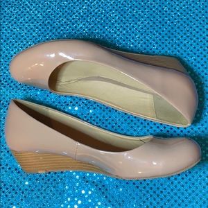 Round-toe Nude patent leather wedge heel
